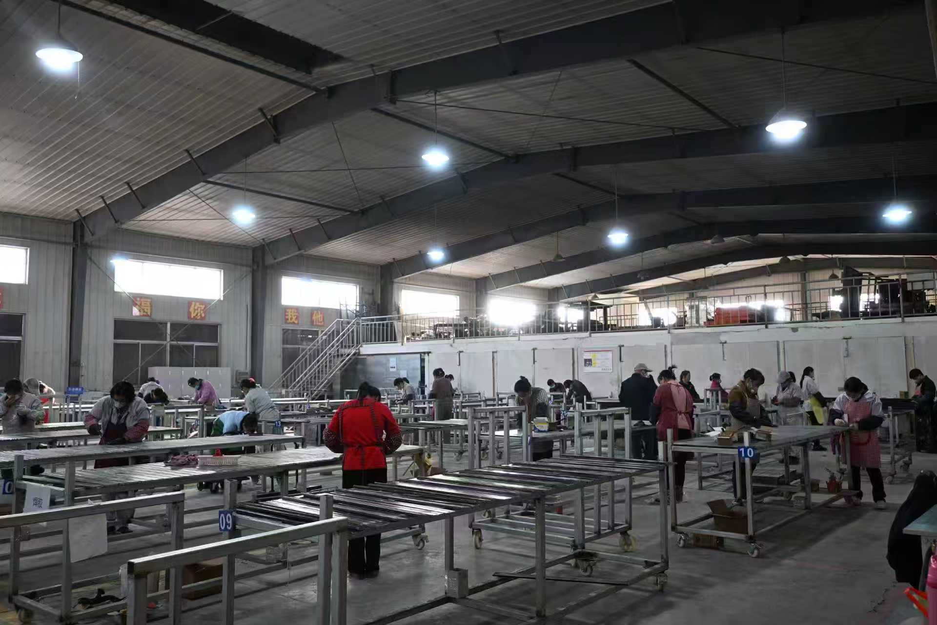 خط إنتاج قطع الغيار في نانجينغ مشغول بالعمل السريع، وموظفون متحدون وحريصون على التعاون